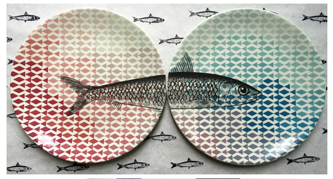 Keramiek borden met sardine design. Foto: Queen of Sardines.