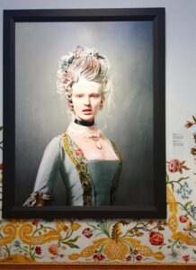 Barokke twist van Erwin Olaf. Catwalk Rijksmuseum met overzichtstentoonstelling mode van 1625 tot 1960.