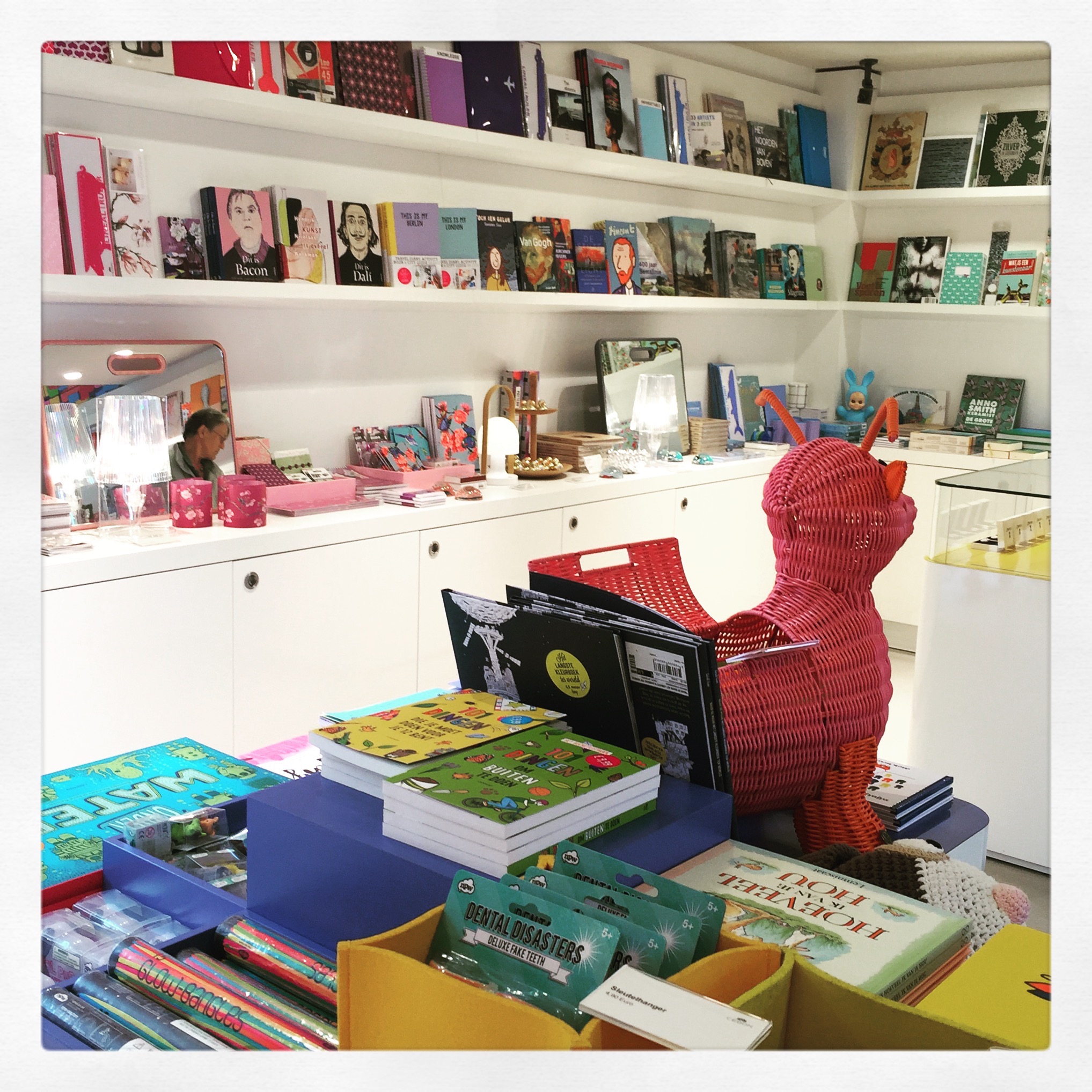 Color Blocking in de winkel van het Groninger Museum.